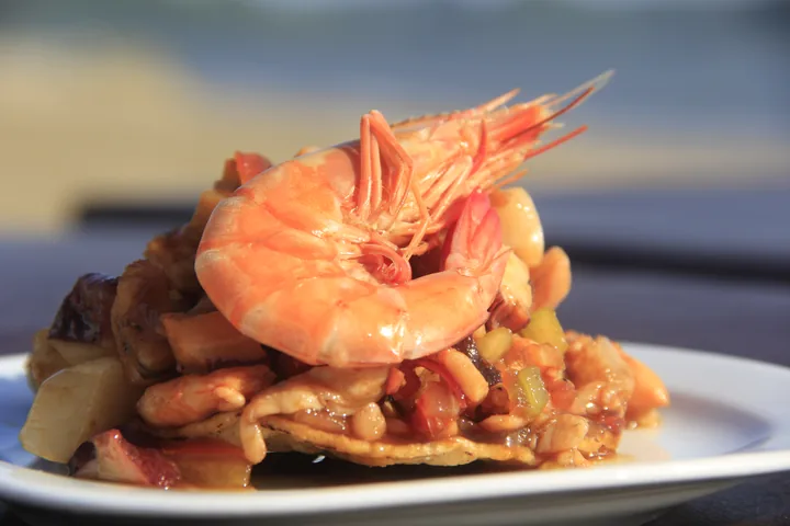 Tostada de mariscos servida frente al mar