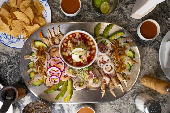 Mesa con platillos de la gastronomía local