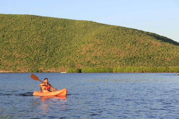 Kayak sobre el agua tranquila de El Maviri