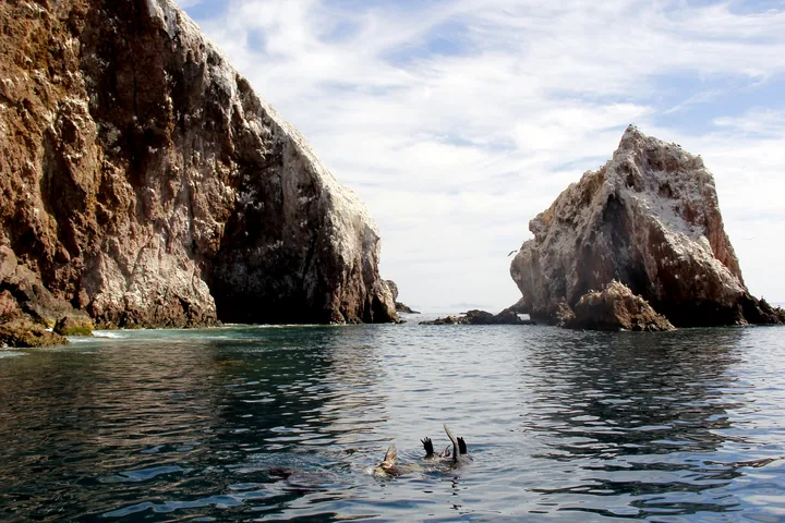 Silueta de la Isla El Farallón frente al Pacífico